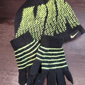 Nike Black and Neon Green Men's Gloves and Beanie